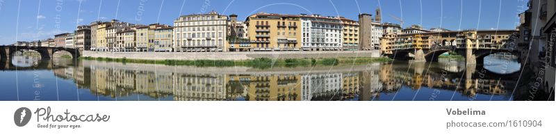 Ufer des Arno in Florenz Tourismus Sightseeing Städtereise Flussufer Stadt Altstadt Haus Brücke Gebäude Architektur Sehenswürdigkeit historisch blau braun