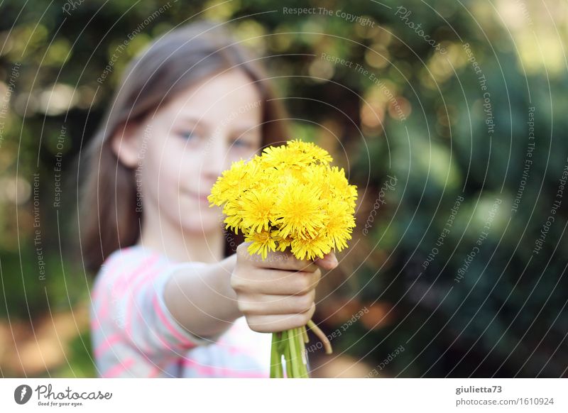 Flowers for you! || Muttertag Geburtstag feminin Kind Mädchen Kindheit Jugendliche 1 Mensch 8-13 Jahre langhaarig Lächeln Freundlichkeit Glück schön schenken