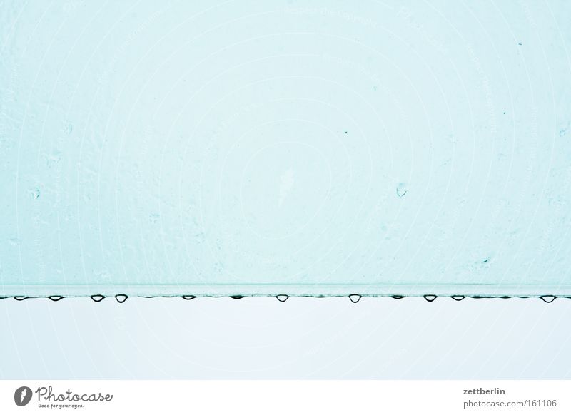 Regentag Wassertropfen Tropfen Wetter Tiefdruckgebiet Glas Fensterscheibe Scheibe Dach wettergeschützt Himmel blau Reihe Detailaufnahme