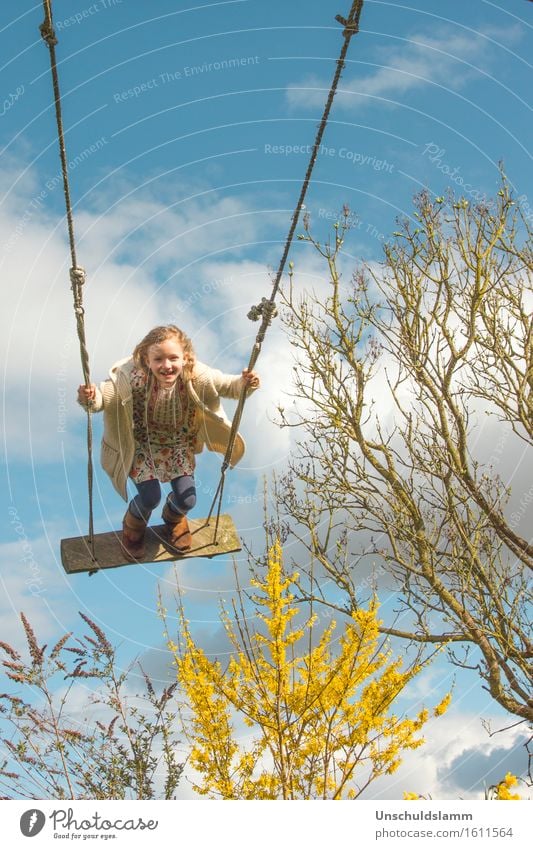 Frühlingsspaß Freizeit & Hobby Spielen Kinderspiel Garten Mensch Mädchen Kindheit Leben 3-8 Jahre Natur Schönes Wetter Wind Sträucher lachen schaukeln