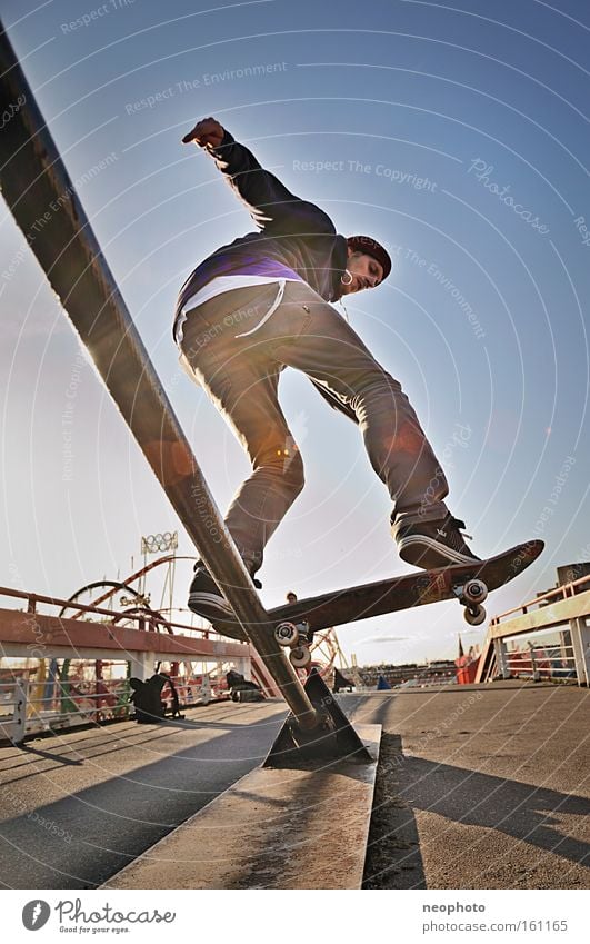 FS Bluntslide Skateboarding Salto Feierabend Rolle rollen Holzbrett Drahtseil Außenaufnahme Brücke gefährlich Weitwinkel Freude Unbekümmertheit Sonnenuntergang