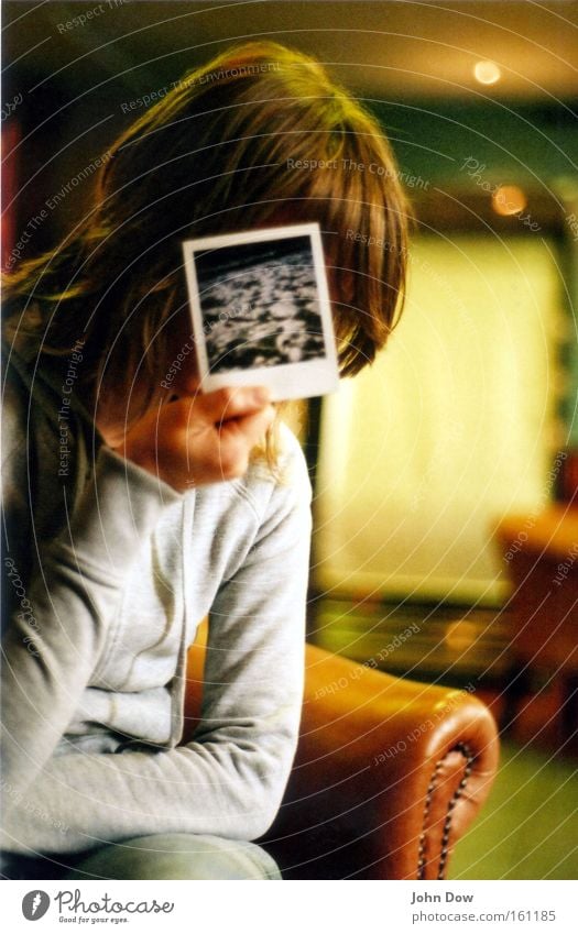Bild im Bild Farbfoto Innenaufnahme Polaroid Oberkörper Gesicht Sessel Mädchen Frau Erwachsene sitzen Schutz Schüchternheit Nostalgie anonym verstecken