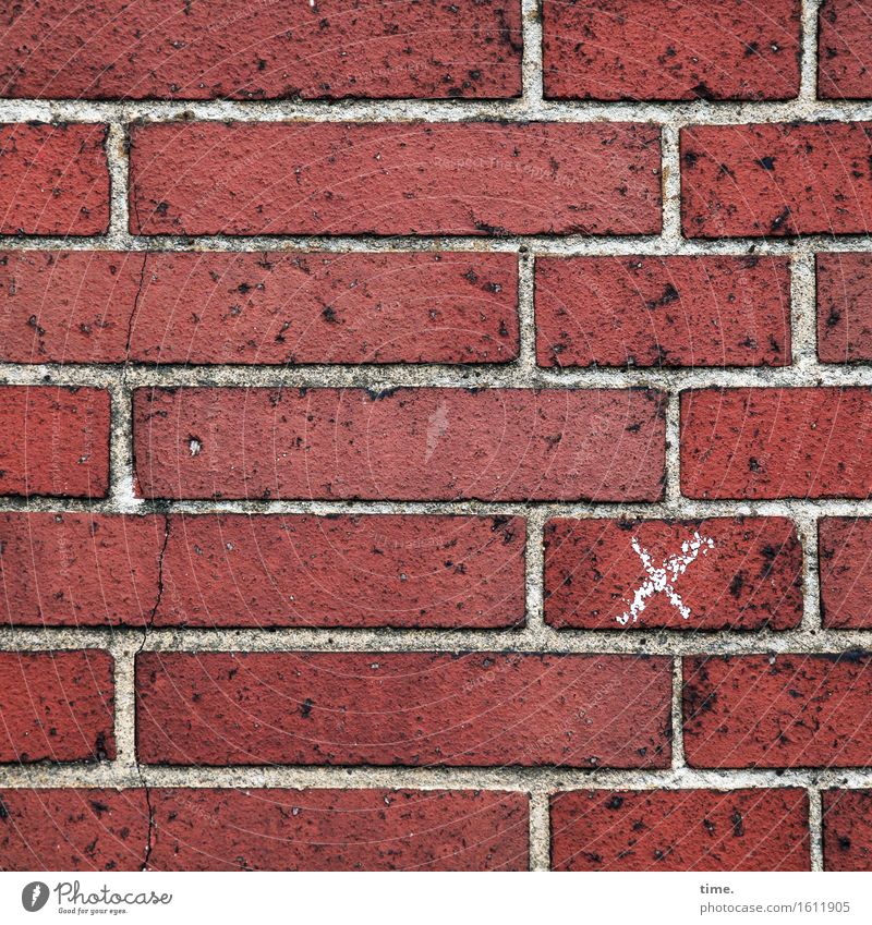 unscheinbares Detail | x für Insider Bauwerk Gebäude Mauer Wand Mörtel Stein Backstein Zeichen Kreuz Linie eckig Fröhlichkeit verrückt rot weiß Design entdecken