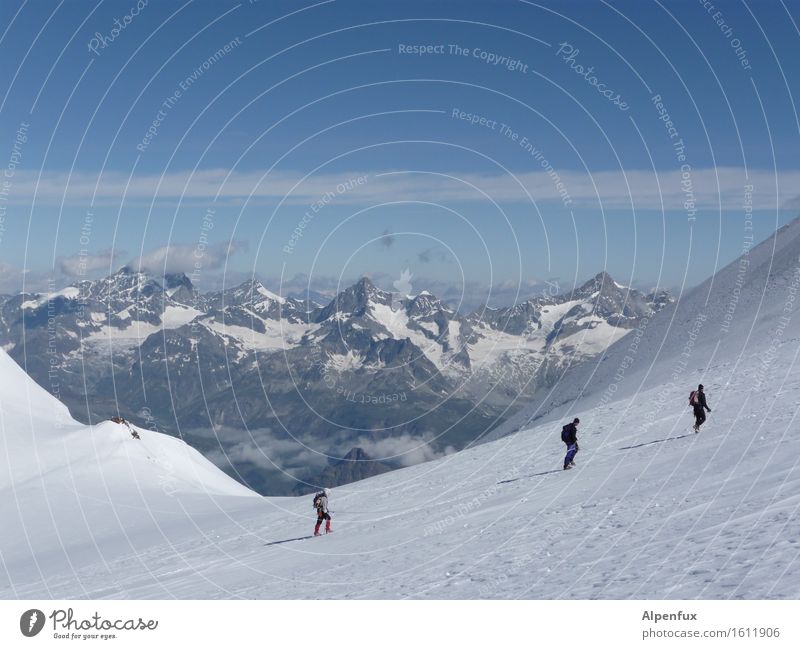 Seilschaft Klettern Bergsteigen Winter Hügel Felsen Alpen Berge u. Gebirge Zinalrothorn Monte Rosa Gipfel Schneebedeckte Gipfel Gletscher laufen wandern Freude