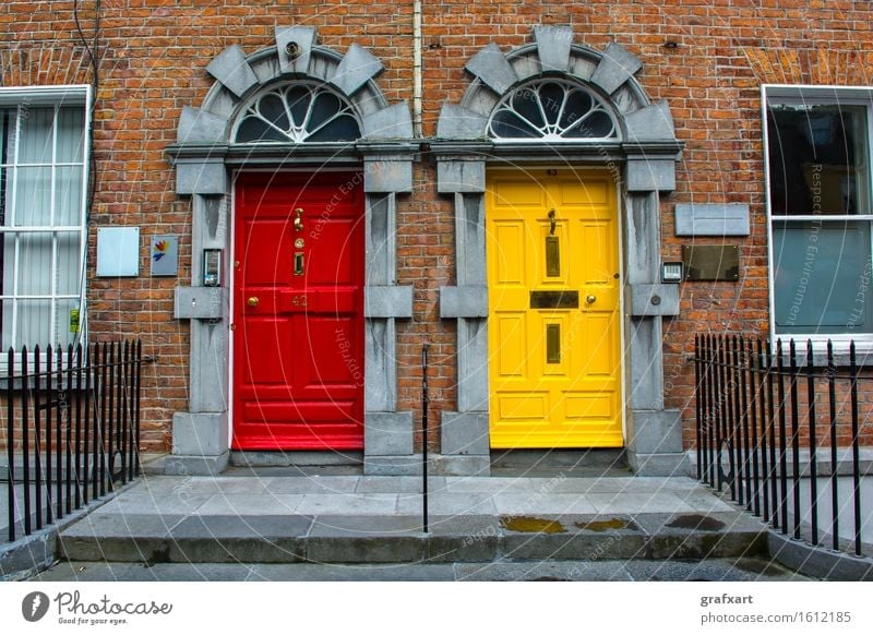 Bunte Türen in der Stadt Kilkenny in Irland geschlossen Haus Eingang Republik Irland 2 Wohnung Architektur Ausgang Fassade Fenster Gebäude Treppengeländer gelb