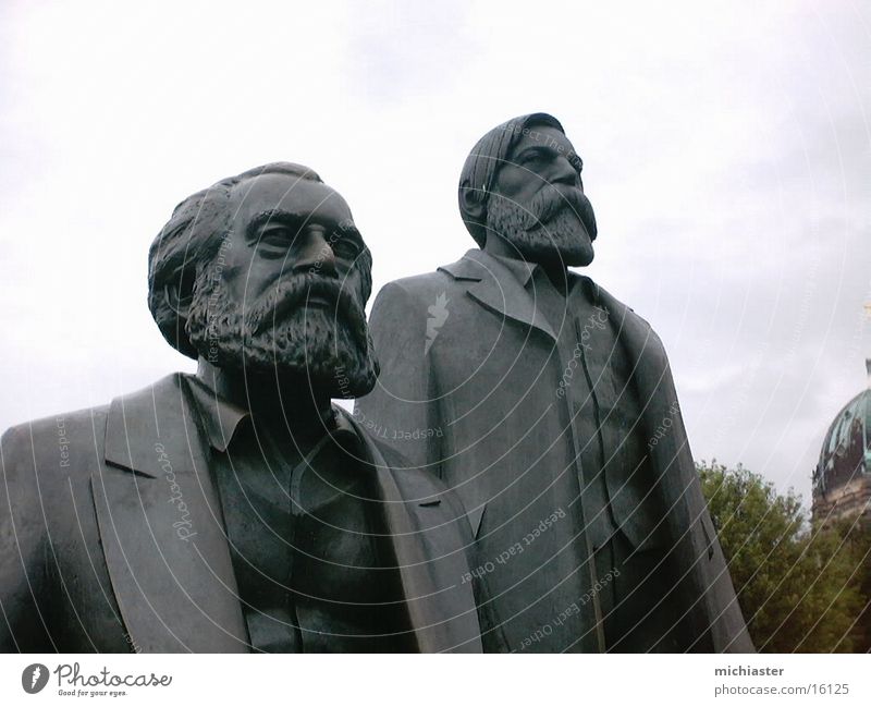 Marx und Engels vereint Mensch Skulptur Denkmal Erwartung Hoffnung Politik & Staat Statue Kommunismus Völker Berlin Hauptstadt Friedrich Engels