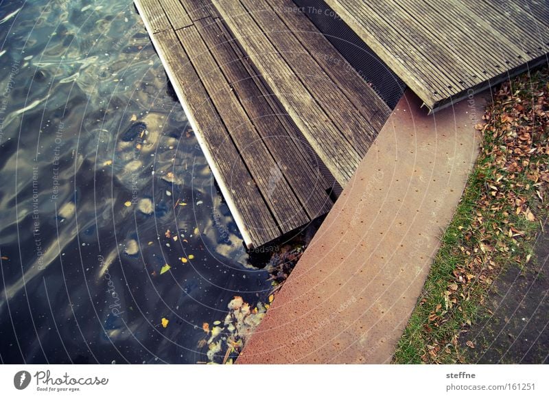 es ufert aus Spree Fluss Seeufer Flussufer Kanal Hochwasser Steg Treppe Holz Rasen Anlegestelle uferböschung