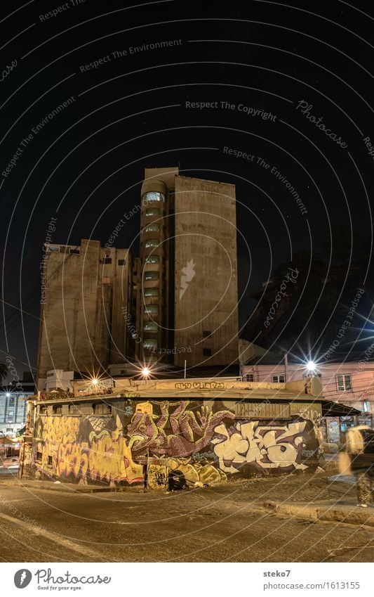 machen graue Wände bunter Valparaíso Chile Südamerika Stadtrand Menschenleer Hochhaus Fassade Armut dunkel hässlich trist Graffiti Vorstadt Ghetto