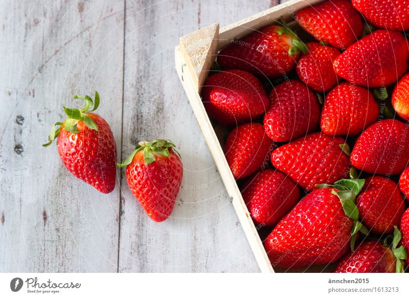 Erdbeeren rot Korb Kiste Beeren Sommer Frühling lecker Gesunde Ernährung Speise Essen Foodfotografie saftig grün Innenaufnahme Gelüste