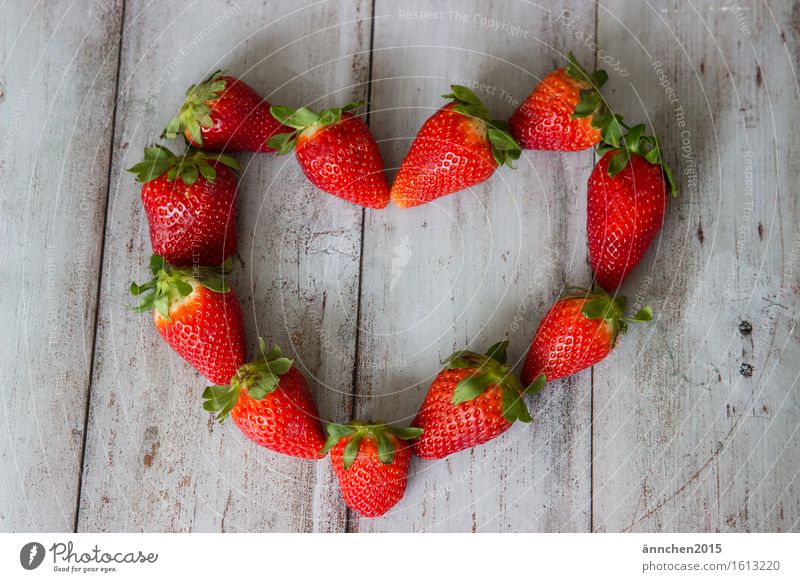 Erdbeerliebe I Lebensmittel Frucht Ernährung Valentinstag Muttertag Herz entdecken Erholung Essen Duft Gesundheit saftig grün rot Liebe Verliebtheit Romantik