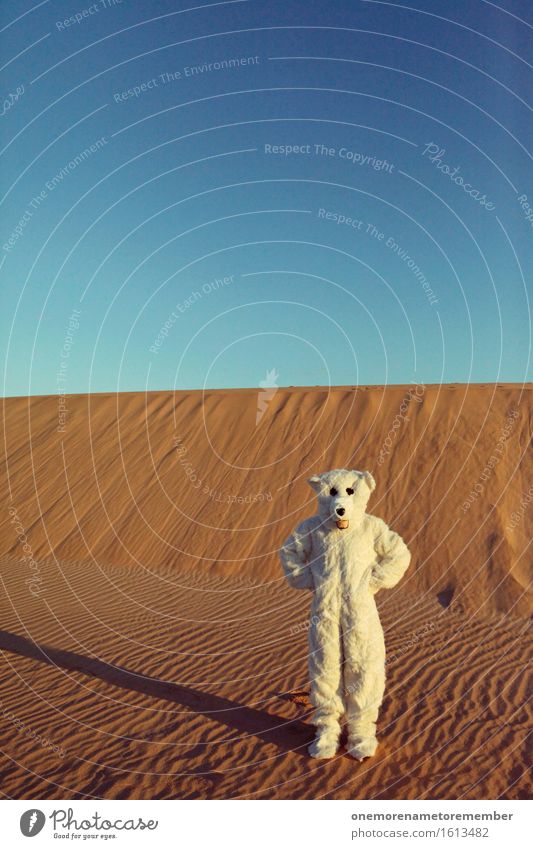 Was'n hier los? Kunst Kunstwerk ästhetisch Eis Eisbär Wüste Irritation verirrt Sand verrückt außergewöhnlich Kreativität Kostüm Eyecatcher weiß Fell heiß Wärme