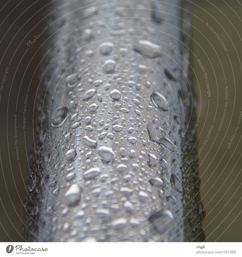 Regen auf verchromten Rohr Wassertropfen Eisenrohr Reflexion & Spiegelung Chrom Metall Detailaufnahme kondensieren Geländer Treppengeländer chromrohr