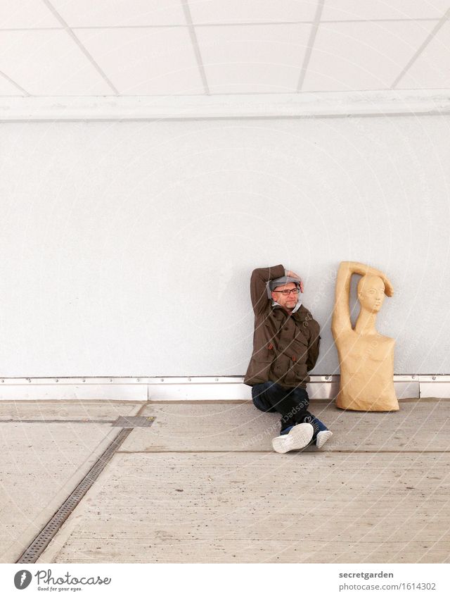 Mann Puppe Nachahmer sitzend Wand maskulin Erwachsene 1 Mensch 30-45 Jahre Schauspieler Mauer Hut braun grau weiß Zusammensein Solidarität ästhetisch