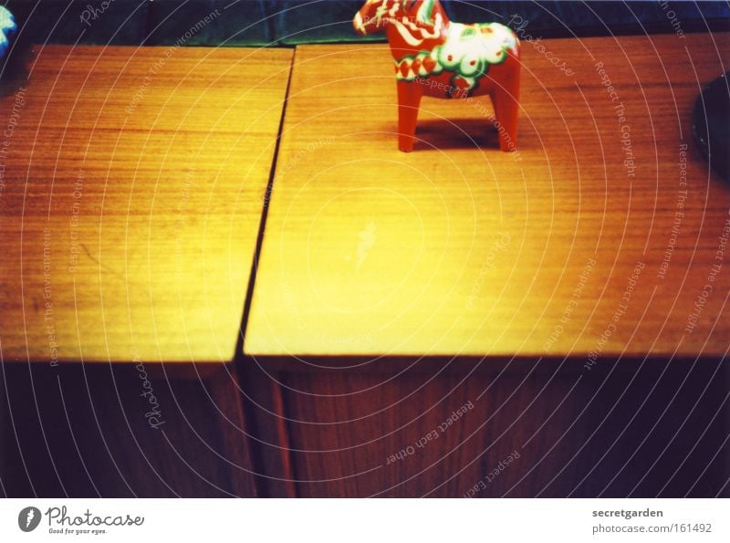 pferd in groß. Pferd Flohmarkt Spielen Siebziger Jahre gelb rot grell Farbrausch mehrfarbig Tisch Ecke Dekoration & Verzierung Kunst Wohnung gemütlich Handwerk
