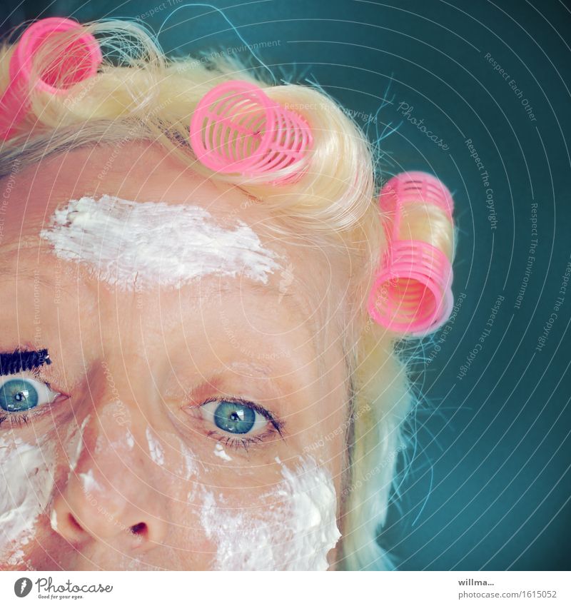 Blonde Frau mit Lockenwicklern und Quarkmaske - Schönheitswahn schön Körperpflege Haut Gesicht Kosmetik Creme Schminke Wimperntusche feminin Erwachsene