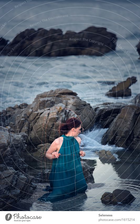 . Mensch feminin Frau Erwachsene 1 Umwelt Natur Landschaft Felsen Wellen Küste Strand Meer träumen natürlich gefangen Käfig Farbfoto Außenaufnahme