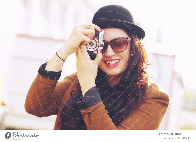 Bitte lächeln! :-) Lifestyle elegant Stil schön feminin 1 Mensch 18-30 Jahre Jugendliche Erwachsene Stadt Hipster Fotografie analog Freizeit & Hobby