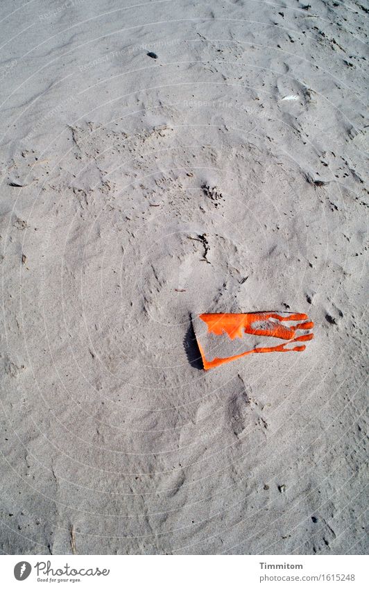 Reich mir die Hand... Arbeit & Erwerbstätigkeit Umwelt Strand Dänemark Handschuhe Arbeitshandschuhe Sand Kunststoff liegen warten grau orange Außenaufnahme