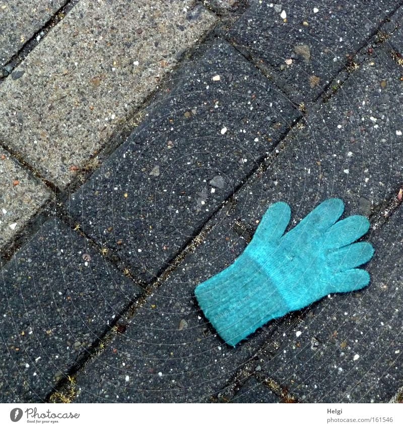 verloren... Handschuhe verlieren Bürgersteig Fußweg Stein kalt Winter frieren Finger Wolle heizen Schutz blau grau Bekleidung Wut Ärger Helgi Pflastersteine