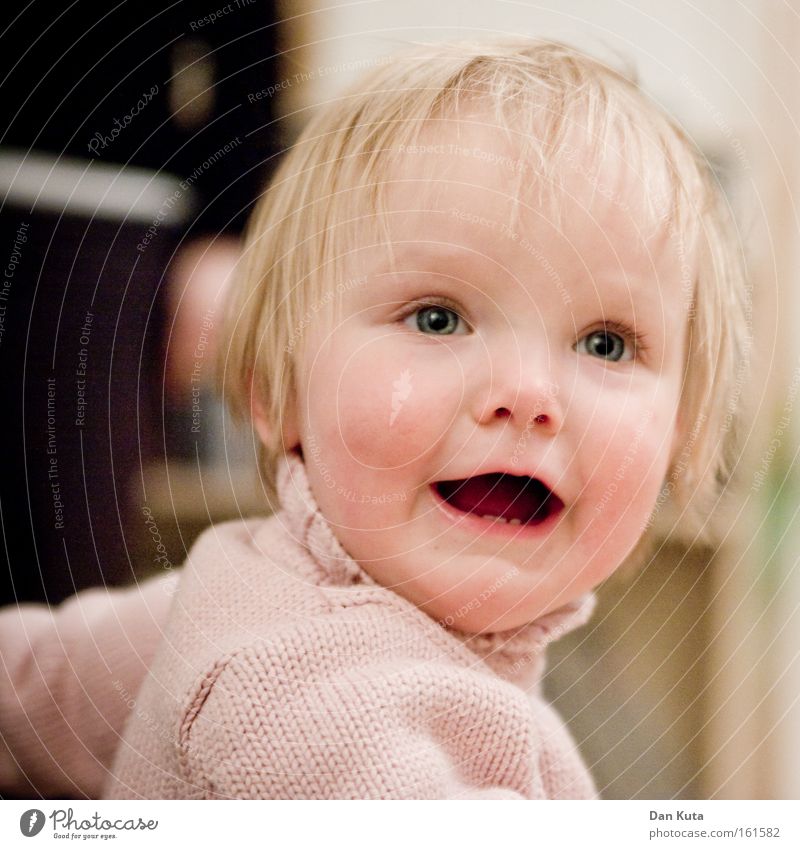 Dein Kinderfoto wurde bestätigt. Mädchen Kleinkind Freude Porträt Gefühle blond süß lachen verführerisch niedlich Zufriedenheit