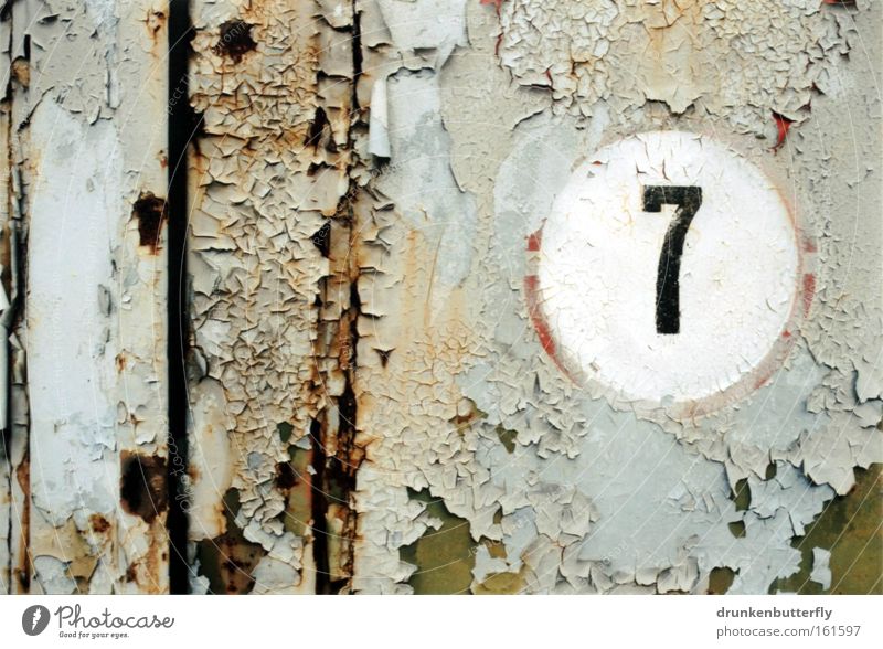 7 Ziffern & Zahlen Wand Lack alt Rost Eisen Kreis abblättern Verfall kaputt Hintergrundbild Vergänglichkeit Metall Tür Farbe