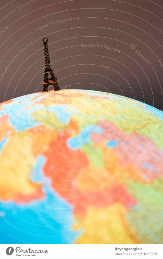 Eiffelturmspielzeug auf Kugel Ferien & Urlaub & Reisen Tourismus Erde Gebäude Architektur Denkmal Spielzeug Souvenir Globus blau Turm Paris Frankreich Landkarte