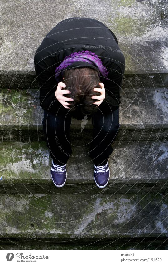 verzweifelt Farbfoto Außenaufnahme Mensch 1 18-30 Jahre Jugendliche Erwachsene träumen Traurigkeit bedrohlich Einsamkeit Denken Gedanke Treppe Absturz