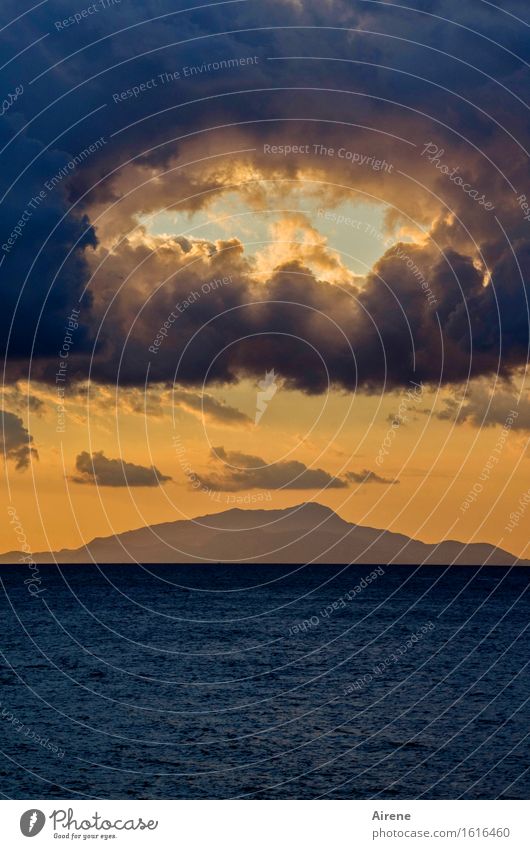 Sommerloch Urelemente Luft Wasser Himmel Wolken Horizont Sonnenaufgang Sonnenuntergang Meer Mittelmeer Golf von Neapel Insel Ischia Loch Öffnung außergewöhnlich