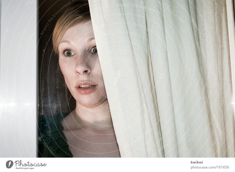 watch out Frau Erwachsene Regen Fenster Mütze entdecken kalt Angst Perspektive spionieren Fensterscheibe Scheibe Voyeurismus Spitzel Panik Außenaufnahme