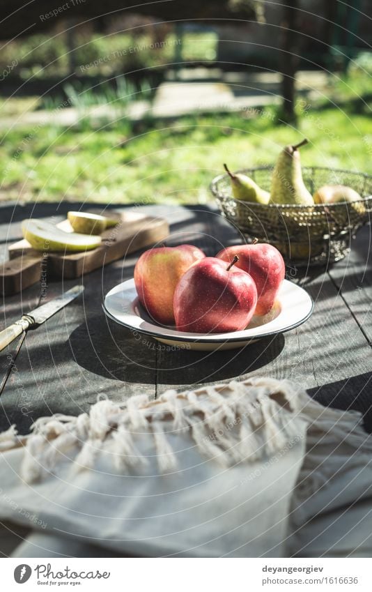 Geschnittene Äpfel auf einem Teller. Frucht Apfel Ernährung Essen Diät Garten Tisch Natur Blume Blüte Holz frisch saftig grün rot Lebensmittel Birne Gesundheit