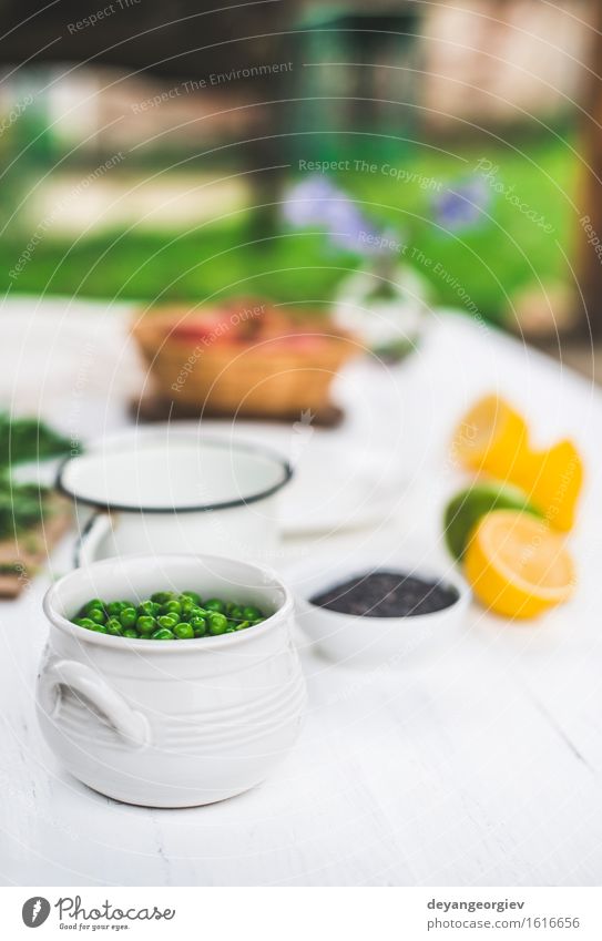 Erbsen in einer Schüssel auf weißem Holztisch Gemüse Vegetarische Ernährung Schalen & Schüsseln Tisch Menschengruppe Pflanze frisch natürlich grün Hintergrund