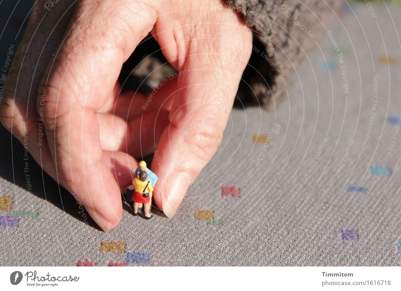 Nächstenliebe | Die helfende Hand. Finger Kunststoff Hilfsbereitschaft Mitgefühl Teppich Pullover Spielfigur Miniwelten Farbfoto Textfreiraum unten Tag