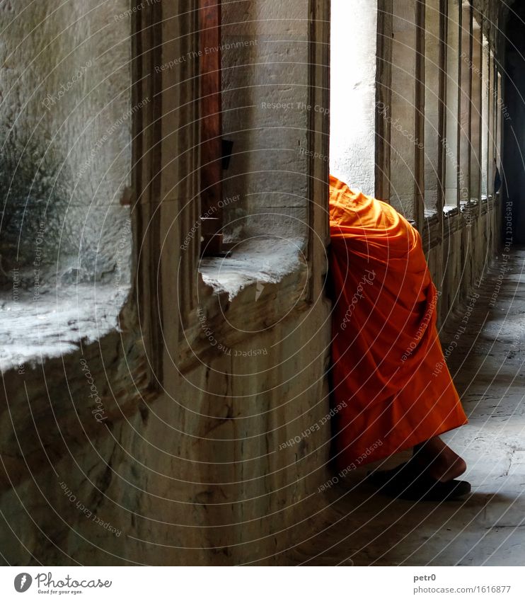 Monk Mensch maskulin Mann Erwachsene 1 18-30 Jahre Jugendliche Angkor Wat Kambodscha Asien Tempel Mauer Wand Gang Sehenswürdigkeit Stein exotisch Ferne orange