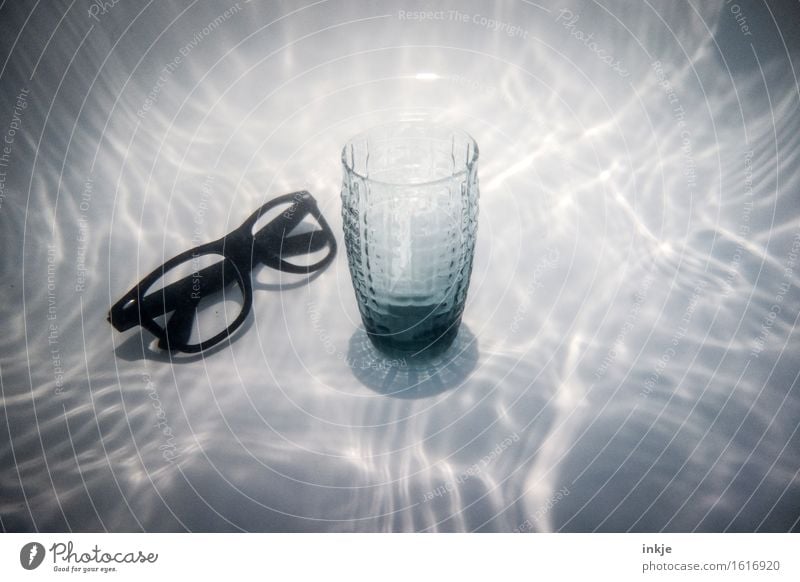 Ein Glas Wasser aus Tlön Ernährung Getränk Trinkwasser Brille außergewöhnlich skurril Surrealismus Wasserspiegelung Stillleben Farbfoto Gedeckte Farben