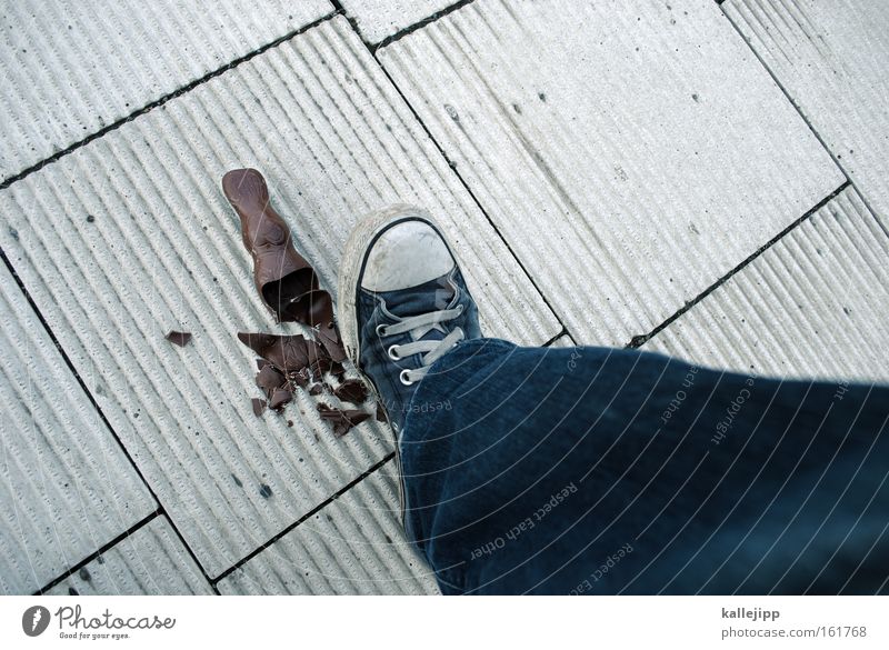 morgen kommt der osterhase Ostern Feiertag treten kaputt Zerstörung Fuß Beine Schokolade Ernährung Konsum Turnschuh schockoosterhase