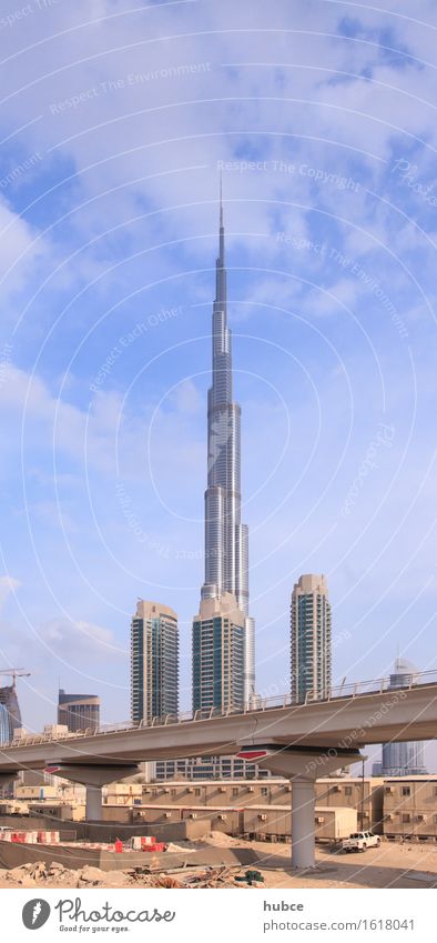 Burj Khalifa 2009 Stadt Hochhaus Sehenswürdigkeit Wahrzeichen Denkmal Verkehrswege Straßenverkehr Autobahn Hochstraße bauen fahren hoch blau braun Optimismus