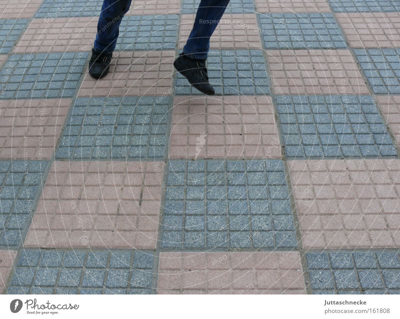 350 - Da steppt der Bär Tanzen Tanzveranstaltung springen Beine hüpfen Schachbrett kariert laufen Freude Kopfsteinpflaster Pflastersteine Übermut Leben