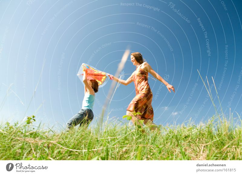 Sommer im Anmarsch Frühling Bewegung laufen Spielen Sonne Himmel Wiese Sonnenstrahlen Mädchen Kind Kiting Freude