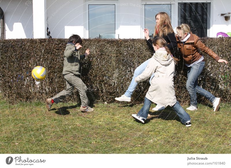 Kindergeburtstag Garten März gelb Hecke Freude Zeitlupe Fenster Geschwindigkeit Ball Jeanshose terasse Bewegung Fußball