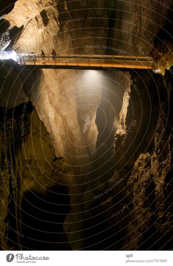 BUNGEE underground Bungee Seil Zerreißen Brücke Verbindung Kick bedrohlich Fixer Nervenkitzel Untergrund unterirdisch Höhle mystisch unheimlich Einsamkeit