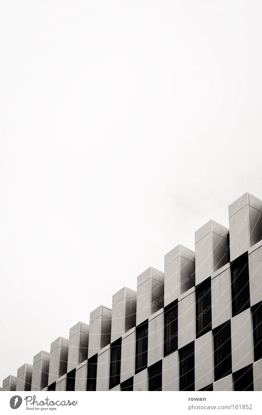 schachbretthotel Architektur Gebäude Dublin modern Muster Nebel Docklands Strukturen & Formen Geometrie Schwarzweißfoto Design Detailaufnahme zeitgenössisch