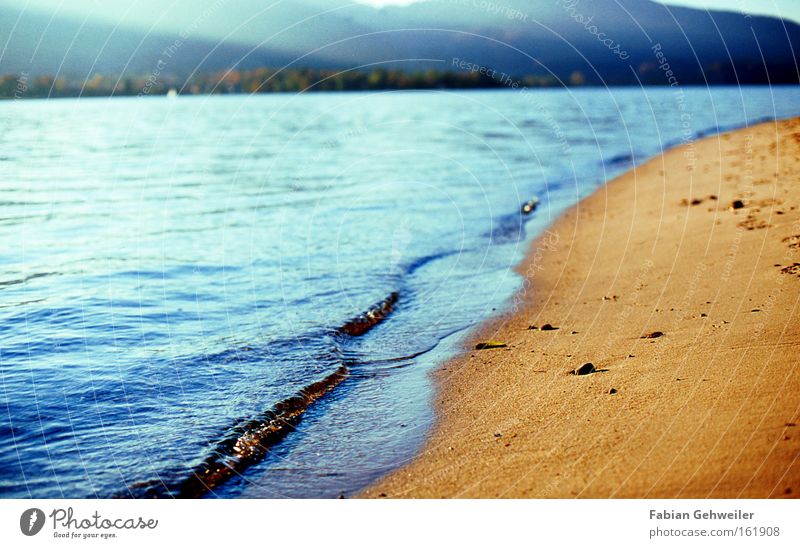 tides Strand See Küste Seeufer Tegernsee Sand Wasser blau Nachmittag Wellen Bayern Spuren