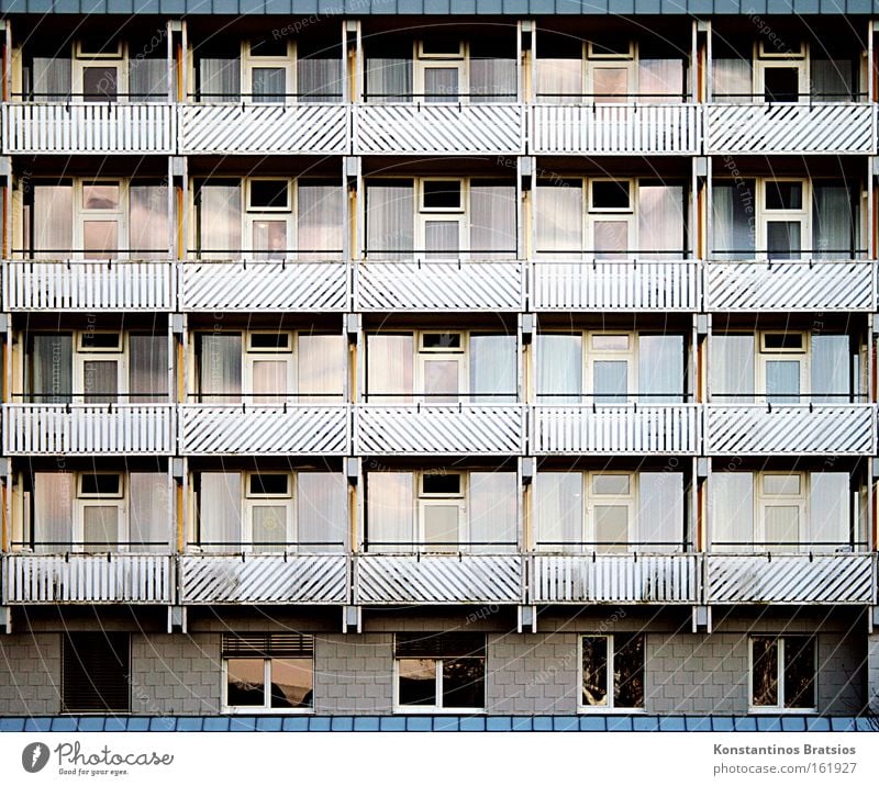 living in a case Farbfoto Außenaufnahme Muster Vorderansicht Kur Bauwerk Gebäude Balkon Fenster Tür Glas Stadt Schutz Gesellschaft (Soziologie) Leben