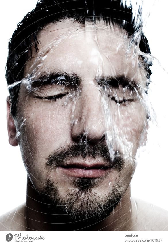 Aufgewacht !!! Mann aufwachen Wasser Gesicht Porträt frisch kalt Mensch nass erfrischen Unter der Dusche (Aktivität)