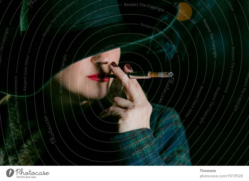 film noir smoker Lifestyle Reichtum elegant Stil schön Gesicht Kosmetik Lippenstift Nagellack Rauchen Junge Frau Jugendliche 18-30 Jahre Erwachsene Jacke Hut