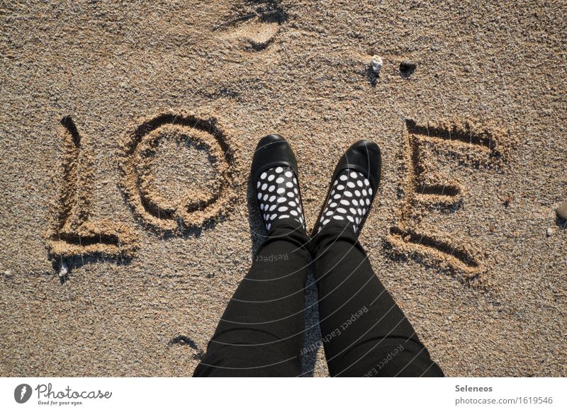 lots of Mensch Fuß 1 Küste Meer Strand Sand Strümpfe Schuhe Liebe Gefühle Stimmung Glück Fröhlichkeit Lebensfreude Frühlingsgefühle Verliebtheit Romantik