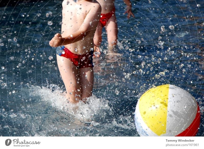 Beckenrandsportler Farbfoto Außenaufnahme Sonnenlicht Freude Schwimmen & Baden Spielen Sommer Freibad Junge Kindheit Haut 2 Mensch 1-3 Jahre Kleinkind Badehose