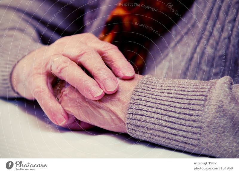 Warten Farbfoto Nahaufnahme Starke Tiefenschärfe Haut Frau Erwachsene Weiblicher Senior Großmutter Arme Hand 1 Mensch 60 und älter Pullover alt sitzen warten