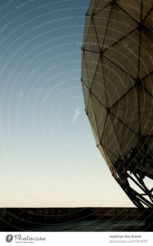 II Kugel rund weiß spionieren Himmel hell Gegenlicht Funktechnik Frequenz Haus Froschperspektive bewegungslos verfallen Wissenschaften radargebäude