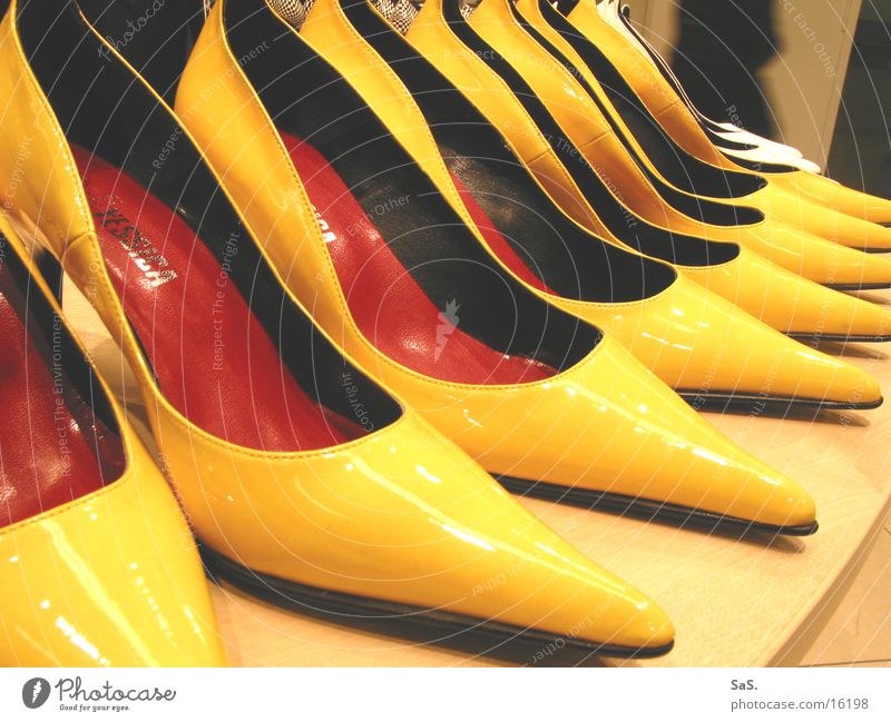 Post-Fashion gelb Damenschuhe Schuhe Ware Handel Regal Schuhgeschäft Bekleidung Treppenabsatz hoch spitzig Mode